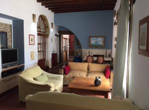 - un salon avec un canapé et une table dans l'établissement Casa histórica Gines, à Ginés