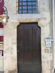 ルマンにあるCharmant studio Vieux Mans / centreの石造りの大きな木製の扉