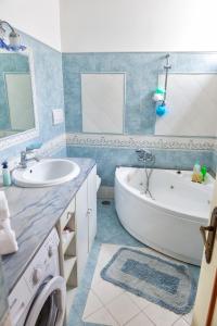 La salle de bains est pourvue d'une baignoire, d'un lavabo et d'une baignoire. dans l'établissement Nonna Enza Apartment, à Atrani