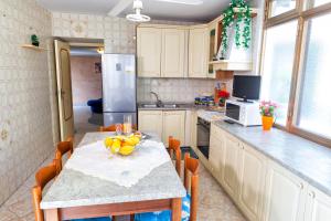 una cocina con una mesa con un bol de fruta. en Nonna Enza Apartment en Atrani