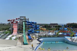 een openluchtwaterpark met een glijbaan en glijbanen bij Topola Skies Resort & Aquapark in Topola