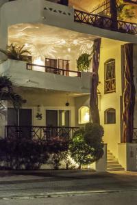 Un edificio blanco con un balcón en la parte superior. en Las Olas Condominium #207, en Playa del Carmen