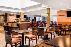 a restaurant with tables and chairs and a bar at Comfort Inn Largo-Washington DC East in Upper Marlboro