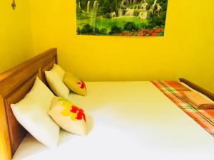 Sudu Neluma Home Stay tesisinde bir odada yatak veya yataklar