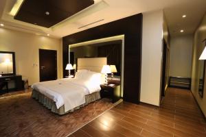Un ou plusieurs lits dans un hébergement de l'établissement Nehal Hotel