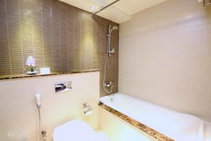 Salle de bains dans l'établissement Nehal Hotel