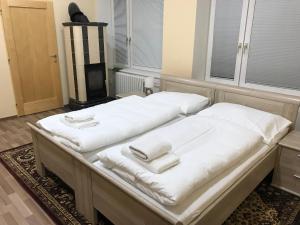 Postel nebo postele na pokoji v ubytování DNM Inn