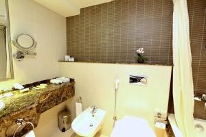 Salle de bains dans l'établissement Nehal Hotel