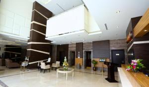 - un hall avec une grande lucarne dans un bâtiment dans l'établissement Nehal Hotel, à Abu Dhabi
