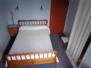 Giường trong phòng chung tại Hôtel Hélios