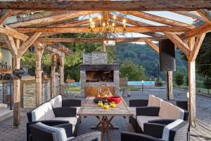 un patio al aire libre con mesa y chimenea en Karavla Private Villa, en Šentilj