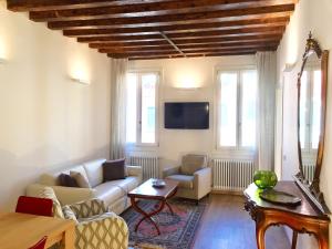 ein Wohnzimmer mit einem Sofa und einem Tisch in der Unterkunft Casa Margherita Accademia in Venedig