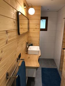 Bathroom sa Chalet de charme, le "Caribou Lodge", Eifel belge