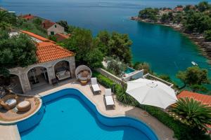 Výhled na bazén z ubytování Luxury Villa Godi Star with private heated pool, staff - concierge service nebo okolí