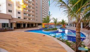 a swimming pool in the middle of a building at Apartamento em Resort Olímpia FNGN in Olímpia