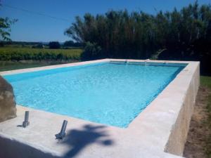 Piscina de la sau aproape de MAS PROVENCAL LE ROCAn