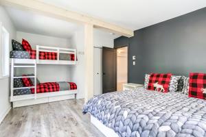 Tempat tidur dalam kamar di Le Grand Shack- Locations du Sommet