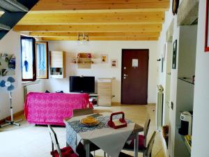 a living room with a table and a pink couch at Il Planetario in Verbania