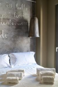 A bed or beds in a room at B&B Dei Poeti