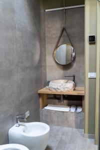 A bathroom at B&B Dei Poeti