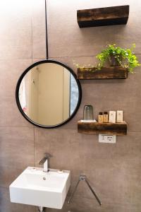 A bathroom at B&B Dei Poeti