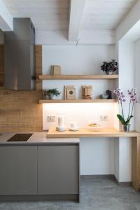 eine Küche mit einer Arbeitsfläche aus Holz und Regalen in der Unterkunft B&B Dei Poeti in Civitanova Marche