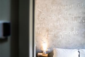 A bed or beds in a room at B&B Dei Poeti