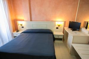 Postel nebo postele na pokoji v ubytování Kalos Hotel
