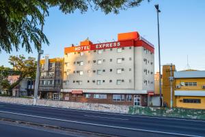 um edifício com um hotel ao lado de uma rua em Hotel Express Canoas - 2,9 km do Terminal Embarque Aéreo ParkShopping Canoas em Canoas