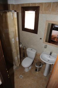 A bathroom at Kastania Gi