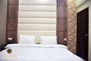 Diplomat Inn Hotel tesisinde bir odada yatak veya yataklar