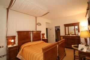 A bed or beds in a room at Hotel Roma