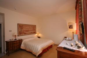 A bed or beds in a room at Hotel Roma