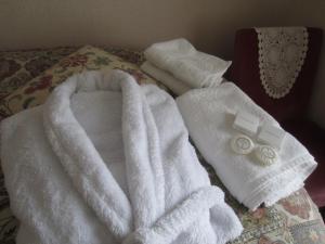 Un pat sau paturi într-o cameră la Gwrach Ynys Country Guest House