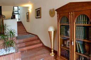 Habitación con escalera y estante para libros. en B&B Dimora Silvestri, en Polignano a Mare