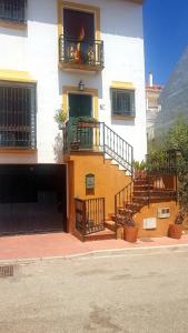 ベナルマデナにあるExcelente habitación en bonita y tranquila casa en Benalmadena puebloの階段とバルコニー付きの建物