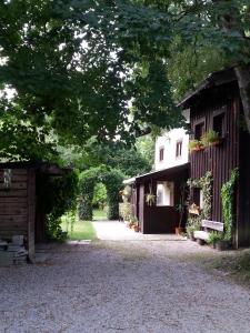 a driveway leading to a barn with a house at Ferienhaus Kraihof, Münchner Straße 234 in Gmund am Tegernsee