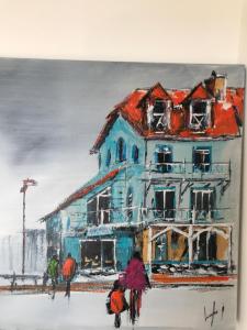 Une peinture d'une maison avec des gens qui la passent à pied dans l'établissement Villa Trémail - La plage au pied de votre chambre, à Wimereux