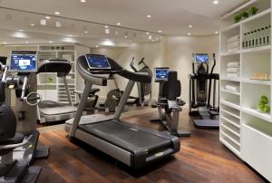 Fitness centrum a/nebo fitness zařízení v ubytování Hôtel Barrière Lille