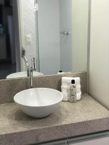 un baño con encimera y lavabo frente a un espejo en Ondina Apart Hotel en Salvador