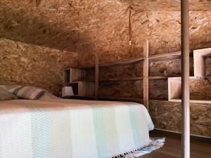 een slaapkamer met een bed in een stenen muur bij A Cantina Chalet avec Piscine proche d Ajaccio in Carbuccia +36 foto's