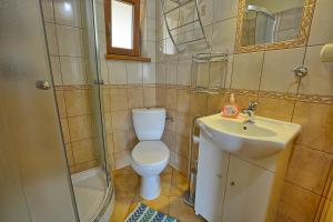 Zdjęcie z galerii obiektu Całoroczne domki apartamentowe "Pod lipą" Izabela Konopelska w mieście Ustrzyki Dolne +4 zdjęcia