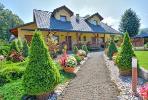 Zdjęcie z galerii obiektu Całoroczne domki apartamentowe "Pod lipą" Izabela Konopelska w mieście Ustrzyki Dolne
