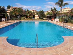 une grande piscine dans un complexe dans l'établissement Jardines de La Noria, à La Cala de Mijas