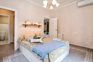 sala de estar con sofá y mesa en Bright & Elegant City Centre 3 bedroom Apartment, en Granada
