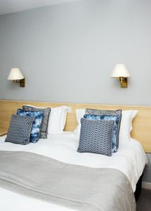 Postel nebo postele na pokoji v ubytování Beachcombers Hotel