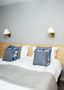 Tempat tidur dalam kamar di Beachcombers Hotel