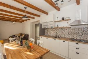 Kuchyňa alebo kuchynka v ubytovaní Holiday house Barba - Vrana