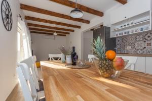 Kuchyňa alebo kuchynka v ubytovaní Holiday house Barba - Vrana