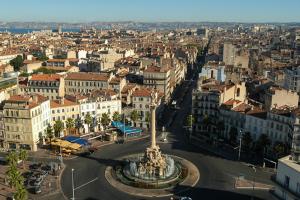 Cảnh Marseille hoặc tầm nhìn thành phố từ căn hộ